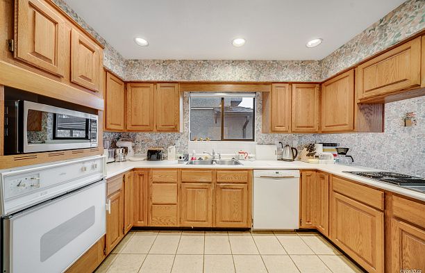 2755 Alamein Avenue Arbutus