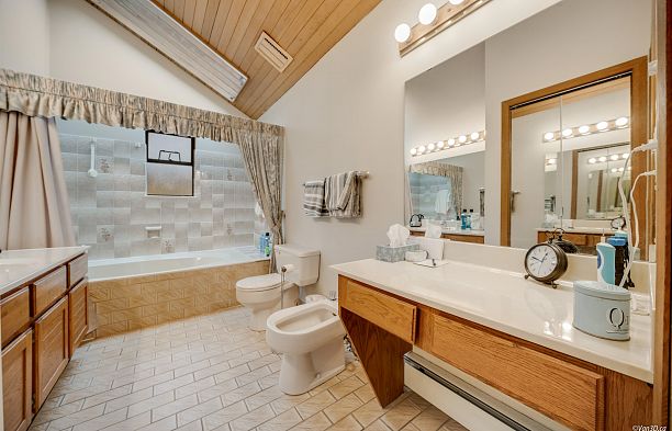 2755 Alamein Avenue Arbutus