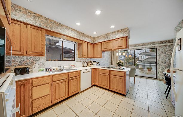 2755 Alamein Avenue Arbutus
