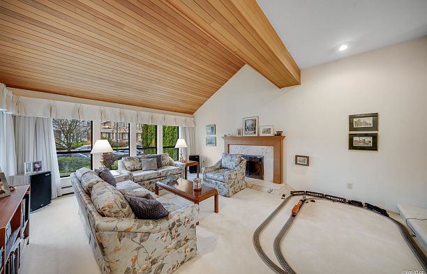 2755 Alamein Avenue Arbutus