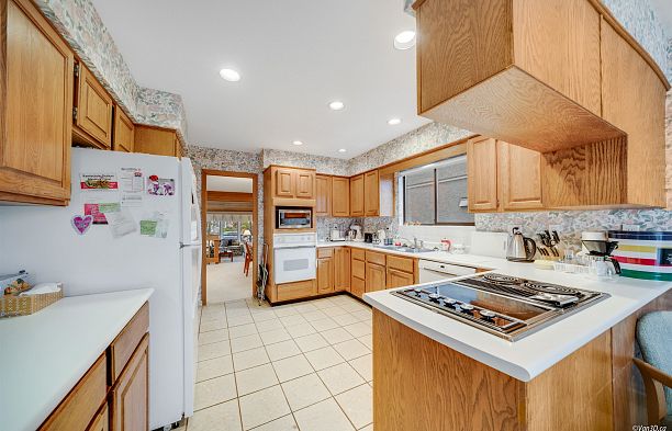 2755 Alamein Avenue Arbutus