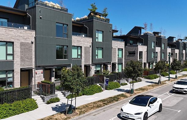 153 785 W 49th Avenue Oakridge VW