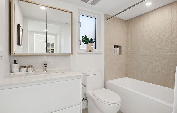 242 1014 W 47th Avenue South Granville