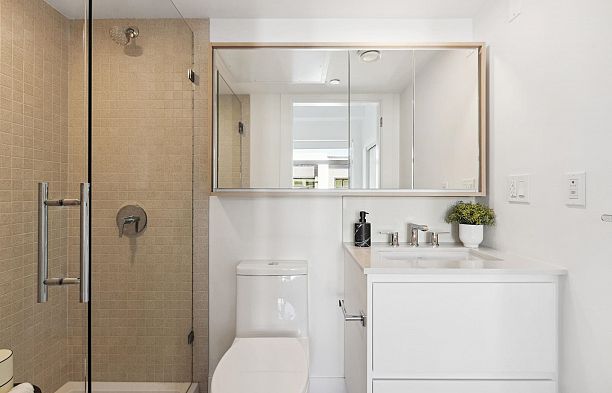 213 1008 W 47th Avenue South Granville