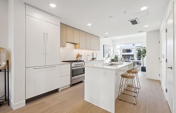 213 1008 W 47th Avenue South Granville