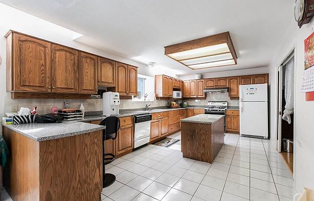 3662 W 49th Avenue Southlands