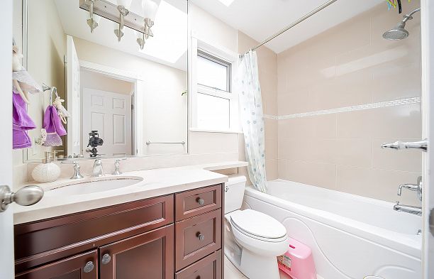 2407 W 18th Avenue Arbutus