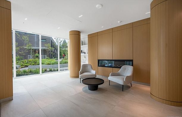 402 5629 Birney Ave. Avenue University VW