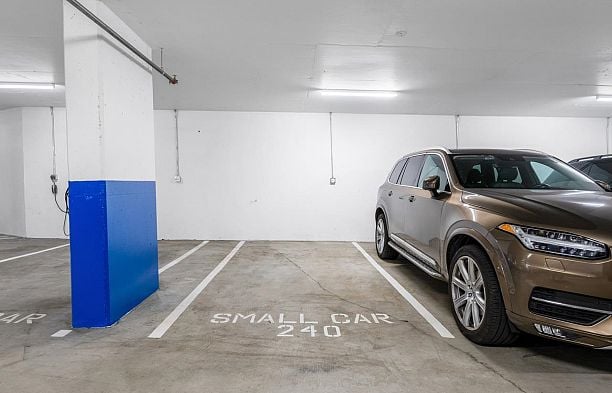 402 5629 Birney Ave. Avenue University VW