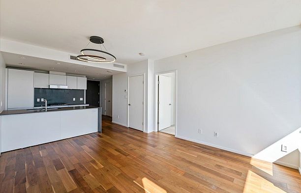 1507 8555 Granville Street S.W. Marine