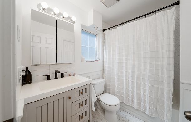 966 W 16th Avenue Cambie