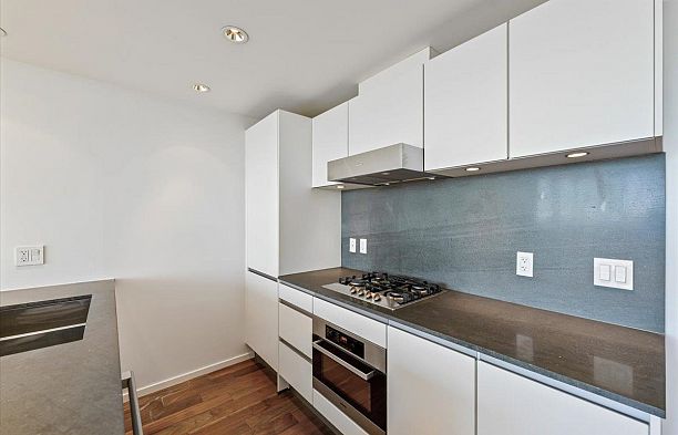 1507 8555 Granville Street S.W. Marine