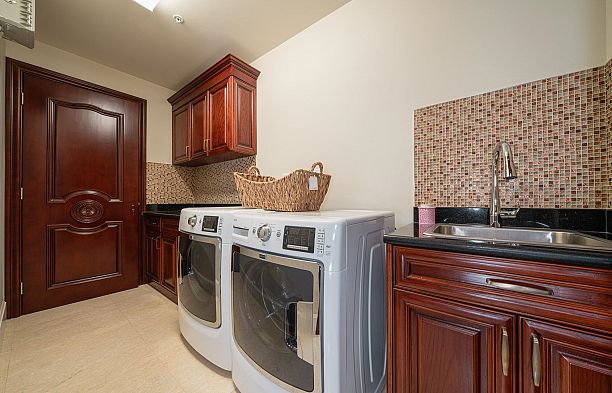 7165 Maple Street S.W. Marine