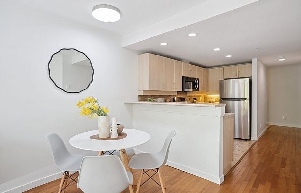 206 2226 W 12th Avenue Kitsilano