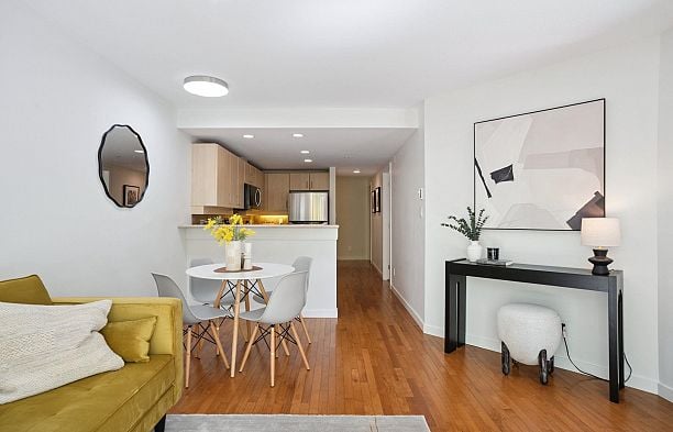 206 2226 W 12th Avenue Kitsilano