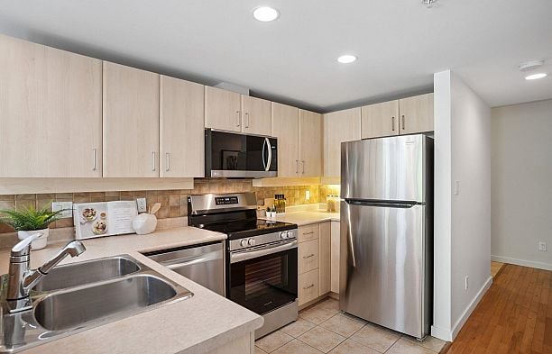 206 2226 W 12th Avenue Kitsilano