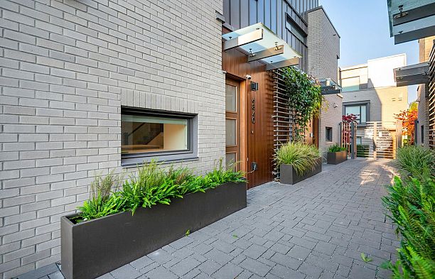 6840 Oak Street South Cambie