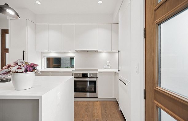 6840 Oak Street South Cambie