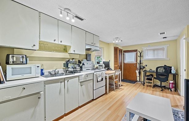 3579 W 18th Avenue Dunbar