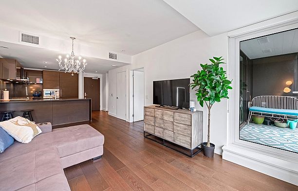 602 1561 W 57th Avenue South Granville