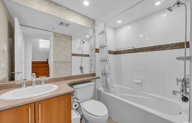 7401 Columbia Street South Cambie