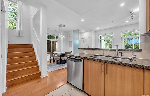 7401 Columbia Street South Cambie
