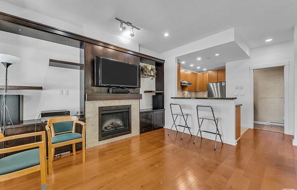7401 Columbia Street South Cambie