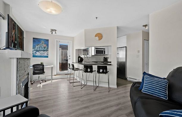 208 2025 Stephens Street Kitsilano