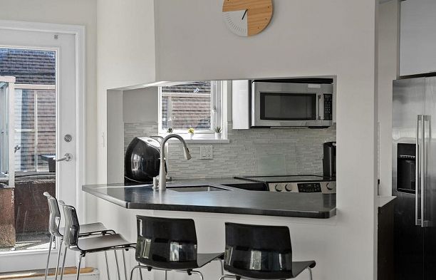 208 2025 Stephens Street Kitsilano