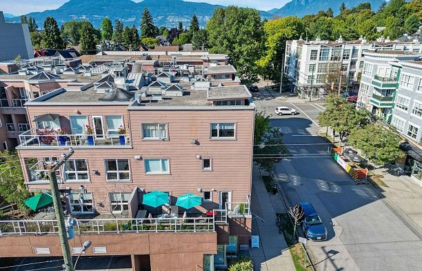 208 2025 Stephens Street Kitsilano