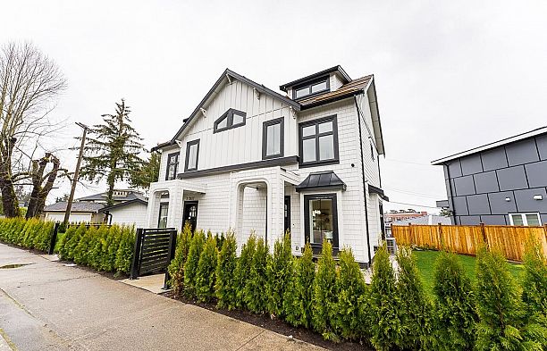 1 2837 Oliver Crescent Arbutus