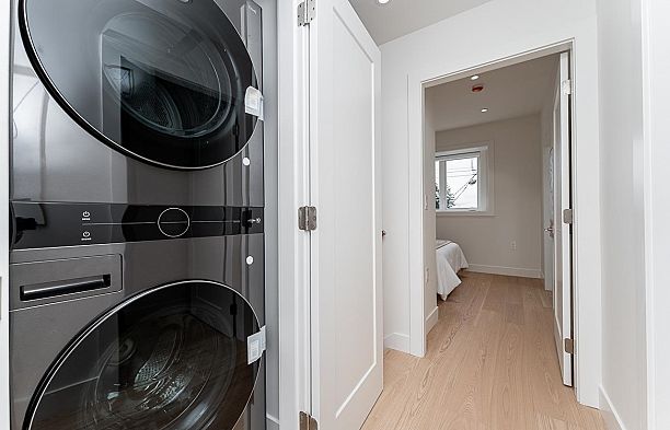 1 2837 Oliver Crescent Arbutus