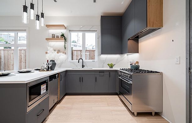 2835 Oliver Crescent Arbutus