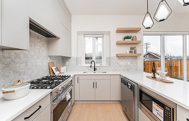 1 2837 Oliver Crescent Arbutus