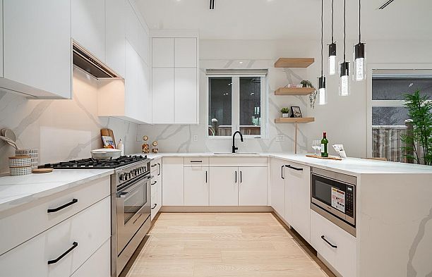 2833 Oliver Crescent Arbutus