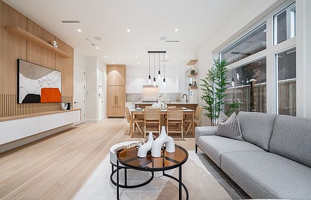 2833 Oliver Crescent Arbutus