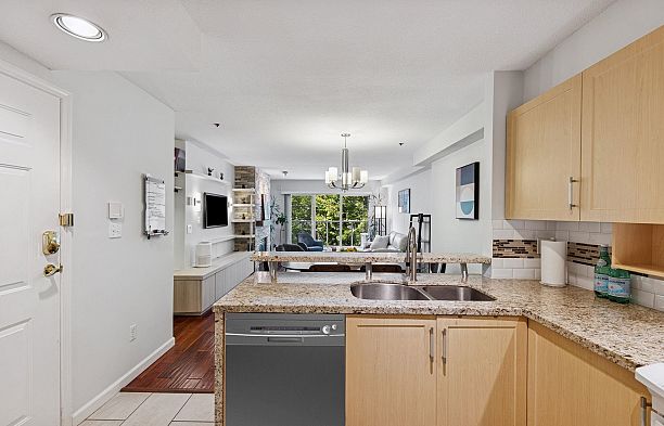 305 980 W 21 Avenue Cambie