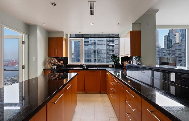 2502 323 Jervis Street Coal Harbour
