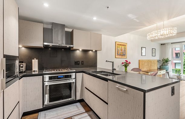305 1571 W 57th Avenue South Granville
