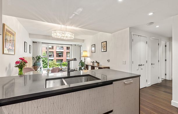 305 1571 W 57th Avenue South Granville