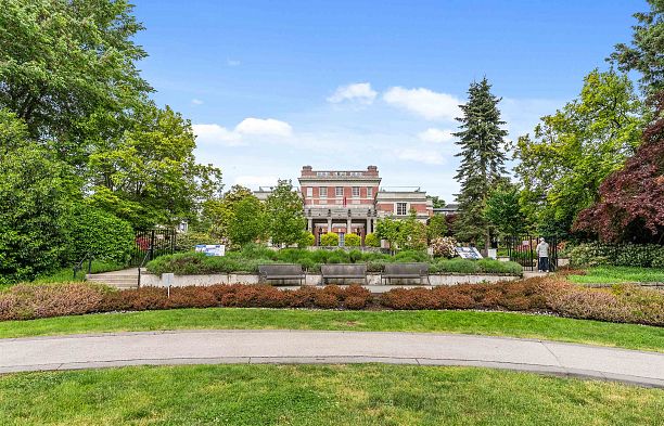 305 1571 W 57th Avenue South Granville