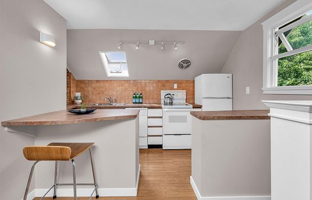 4 2535 W 6th Avenue Kitsilano