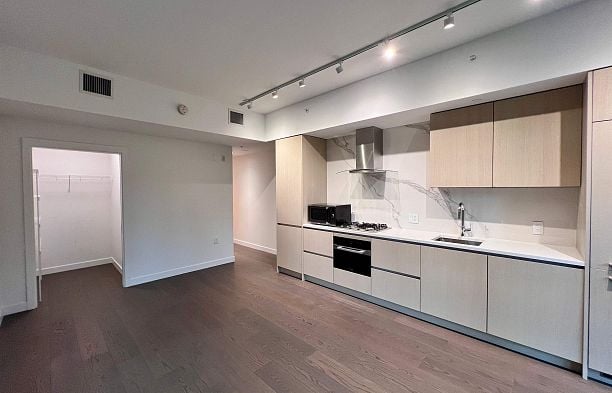 210 5168 Cambie Street Cambie