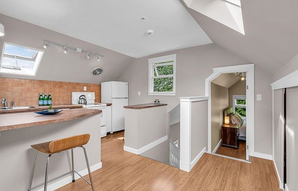 4 2535 W 6th Avenue Kitsilano