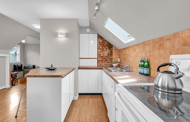 4 2535 W 6th Avenue Kitsilano