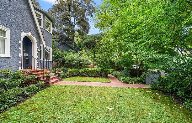 2527 W 37th Avenue MacKenzie Heights