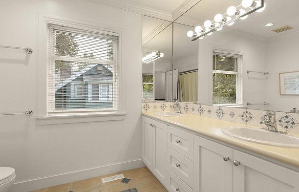 2527 W 37th Avenue MacKenzie Heights