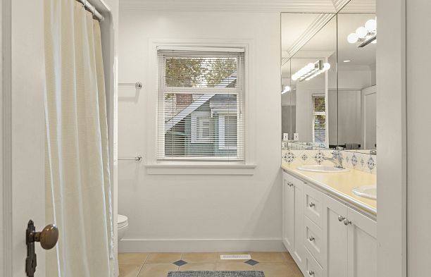 2527 W 37th Avenue MacKenzie Heights