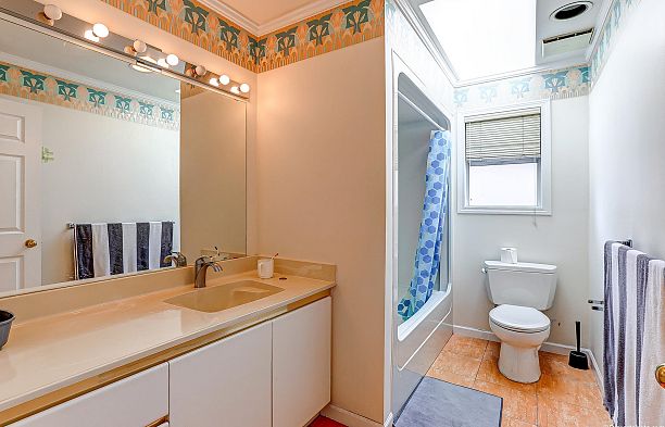 2403 W 20th Avenue Arbutus