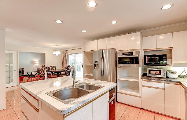 2403 W 20th Avenue Arbutus